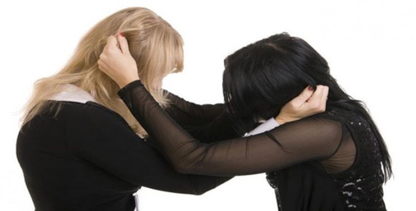 مشاجرة نسائية عنيفة.. فتيات يتحرشن برجل أمام زوجته انتهت في قسم الشرطة