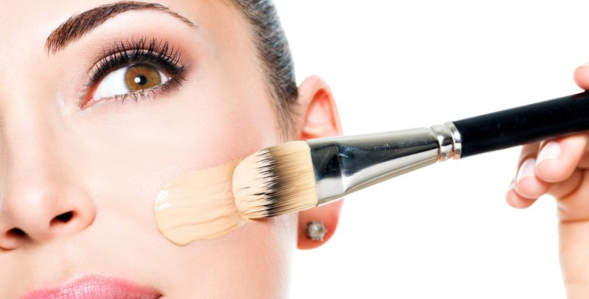 5 أخطاء عند وضع المكياج تؤذي البشرة