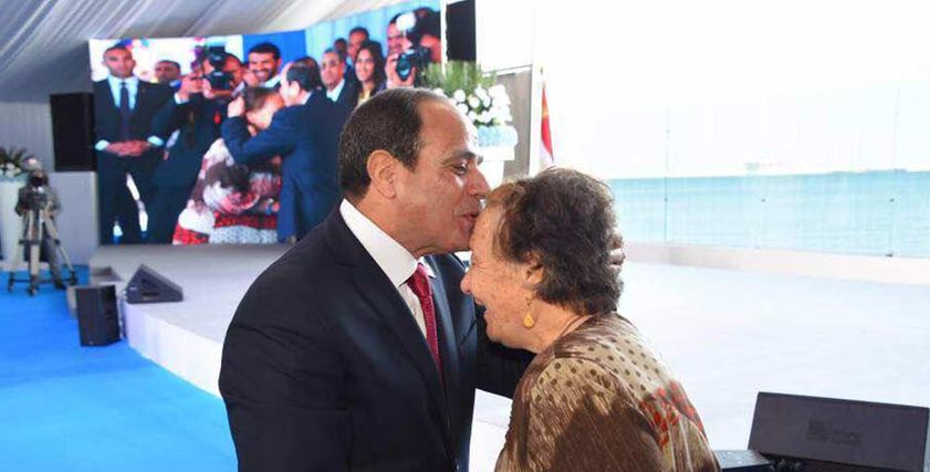 السيسي يُقبل جبين المناضلة البورسعيدية
