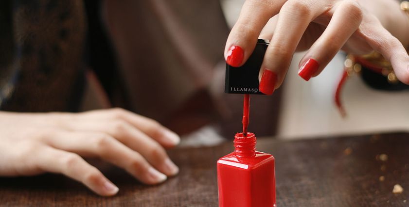الافتاء توضح حكم الوضوء والصلاء مع وضع طلاء اظافر