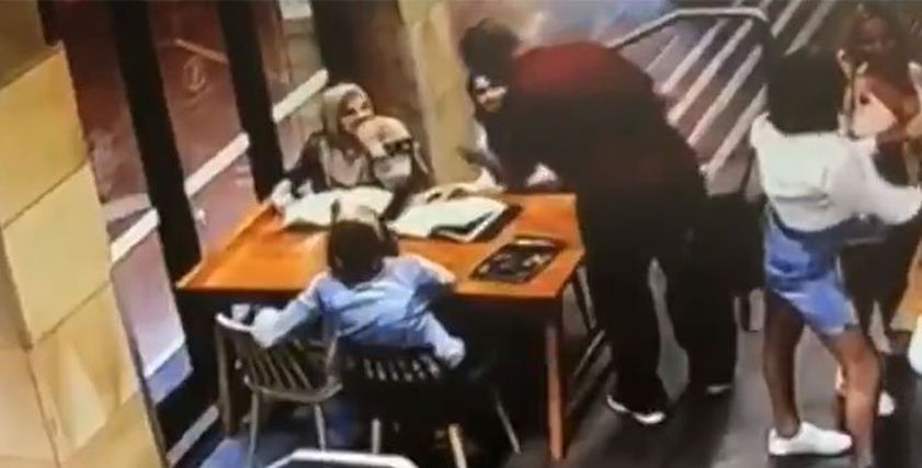 رجل يعتدي على سيدة محجبة في أستراليا