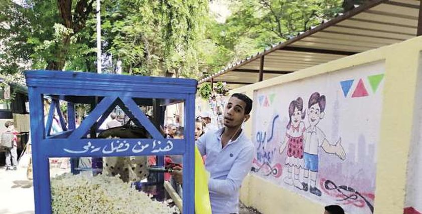 طبيب مناعة يوضح خطورة شراء الفشار من الباعة الجائلين أمام المدارس