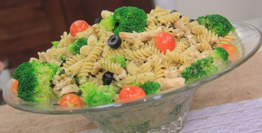 طريقة عمل سلطة المكرونة بصوص البيستو الإيطالي