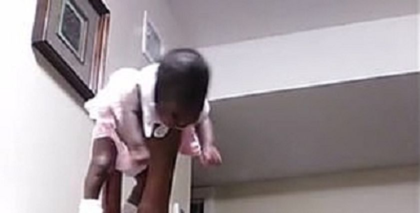 سيدة أمريكية تسيء معاملة طفلتها