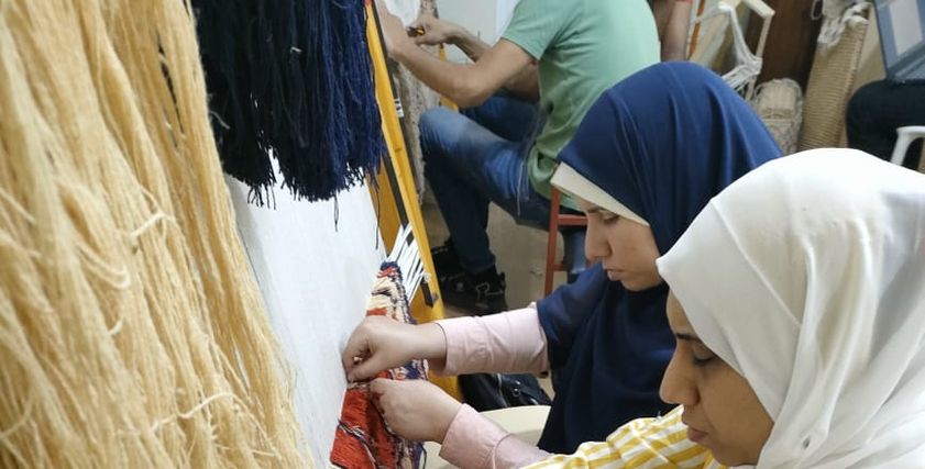 أسماء خلال الرسم على السجاد
