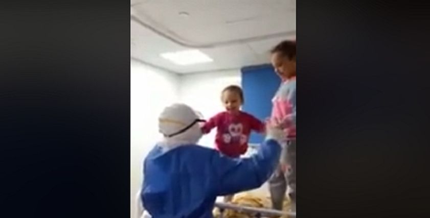 الممرضة مي مع الأطفال مريم وسلمى