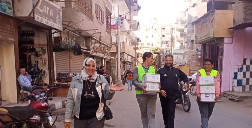 السيدة وفاء وسط المتطوعين الشباب