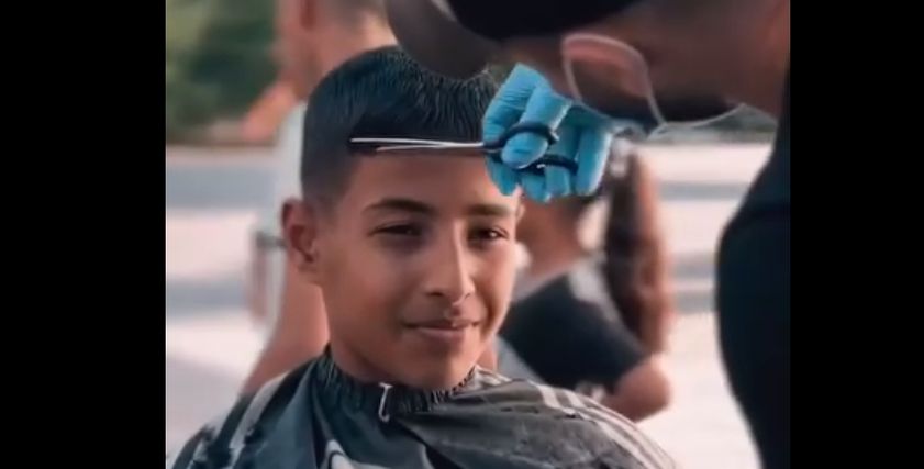 حلاقو غزة يطلقون مبادرة لحلاقة شعر الأطفال