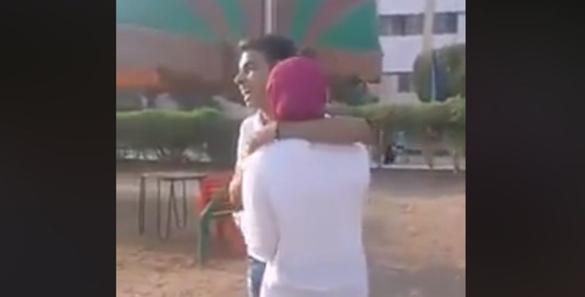 طالب يفاجىء فتاة بخاتم الخطوبة ويحتضنها وسط المارة