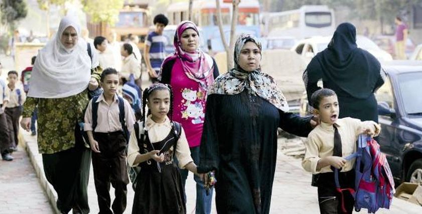 جيران يتشاركون فى باص جماعى للمدرسة توفيراً للنفقات