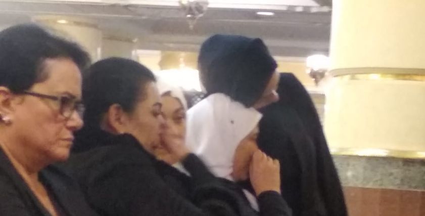 بالقبلات والأحضان.. حفيدة عبدالرحمن أبو زهرة تطيب خاطر والدتها