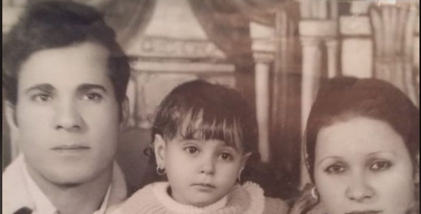 الزوجان «نادية» و«محمد» وابنتهما