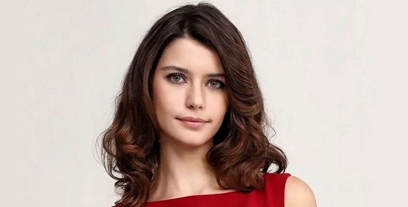 الممثلة التركية بيرين سات
