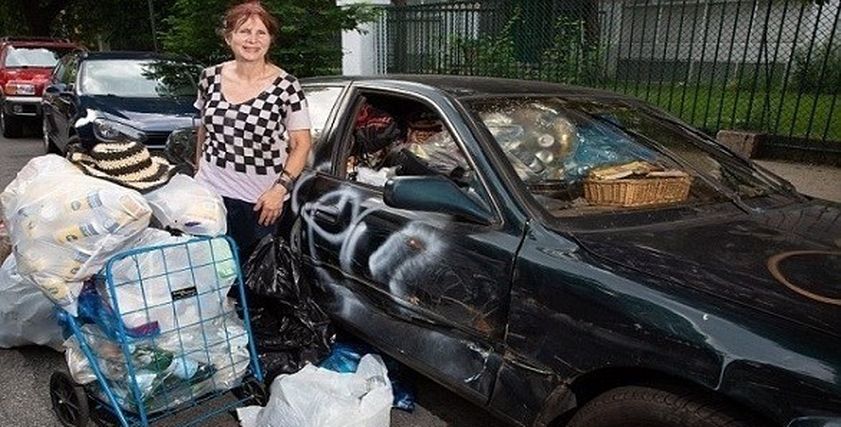 سيدة تمتلك 8 ملايين دولار.. وتحرص على جمع القمامة 