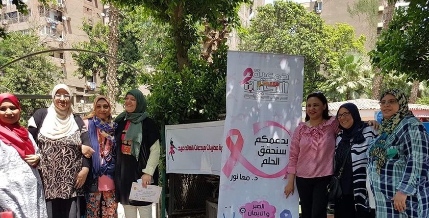 محاربات السرطان يتحدين الألم بمشغولات يدوية