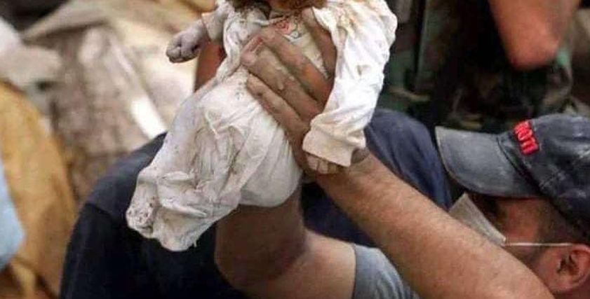طفلة بملابس ملطخة بالدماء في مجزرة مستشفى المعمداني