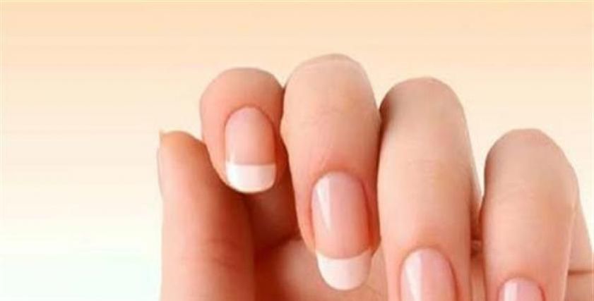 علامات على الأظافر تشير إلى نقص الفيتامينات
