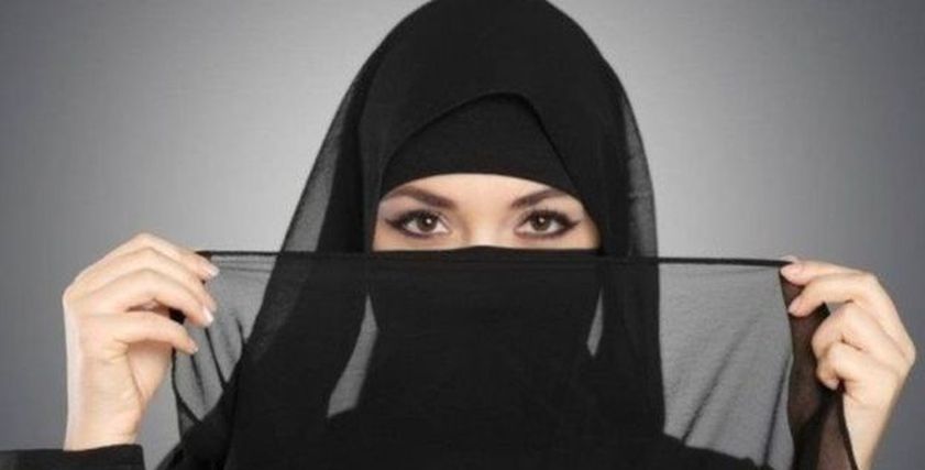 بعد 25 عامًا في مهنة الطب.. النقاب يجبر بريطاني على تقديم استقالته
