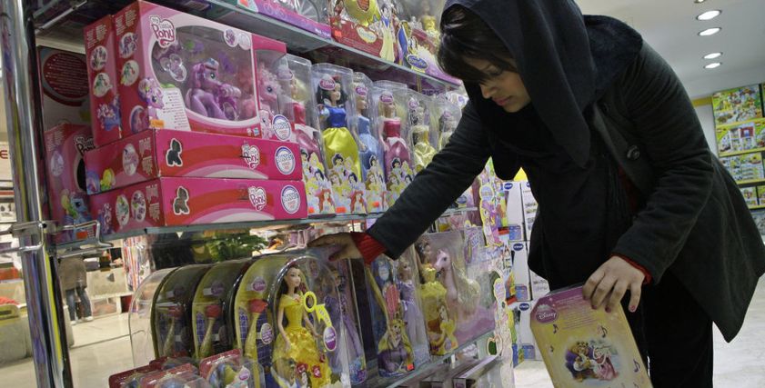 طفلة تخدع والدتها وتستخدم حسابها علي موقع تسوق لشراء ألعاب