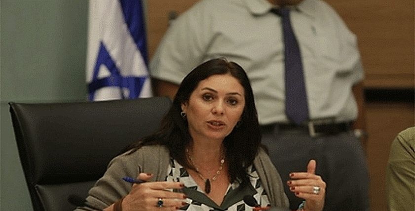 بالصور| وزيرة الثقافة الإسرائيلية ترتدي حجاب وزي خليجي داخل مسجد إماراتي