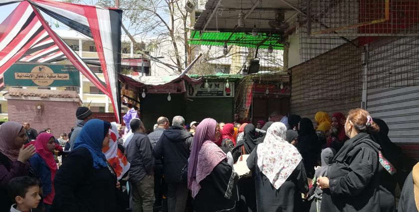 طوابير السيدات تحتل المشهد في الاستفتاء علي الدستور ببولاق الدكرور