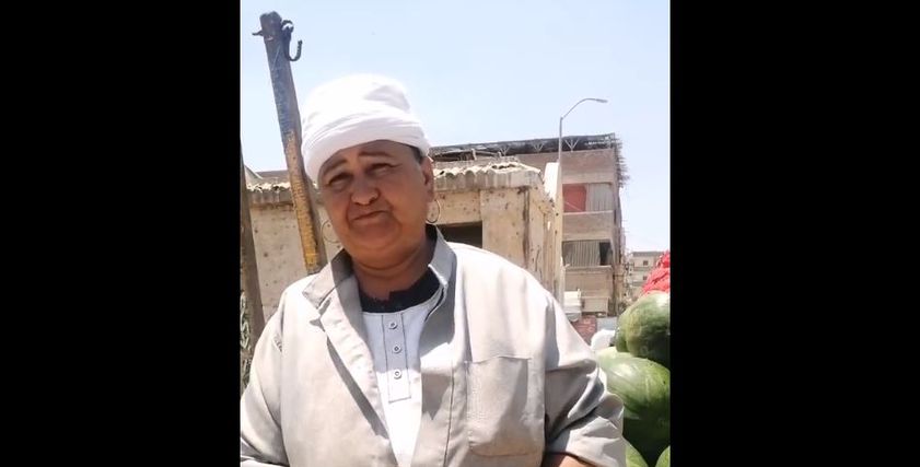 عفاف بائعة البطيخ بالزي الرجالي