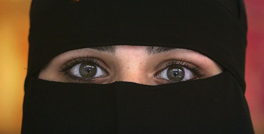  فتاتان تختطفان الشباب وتطلبان فدية