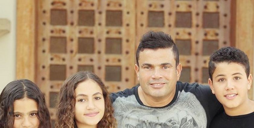 عمرو دياب وابناءه 
