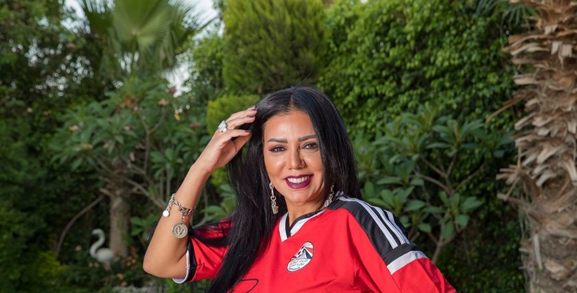 بالفيديو| رانيا يوسف بوصلة رقص داخل سيارتها