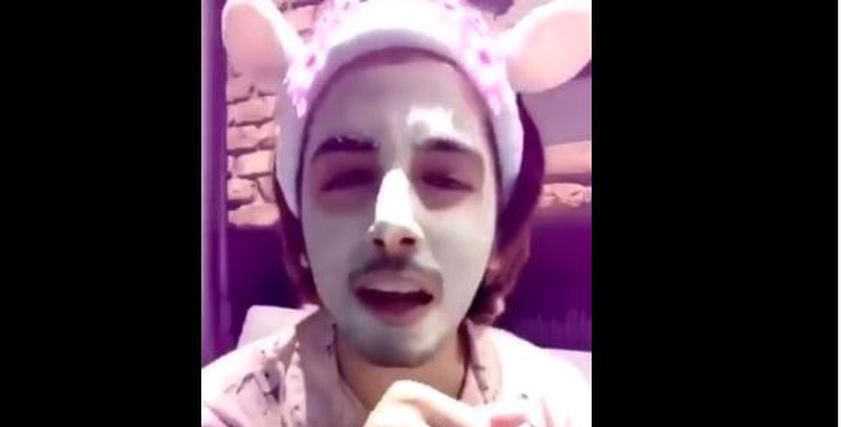 إعلامي إماراتي يثير الجدل.. يظهر بالمكياج والروب من أجل الفتيات