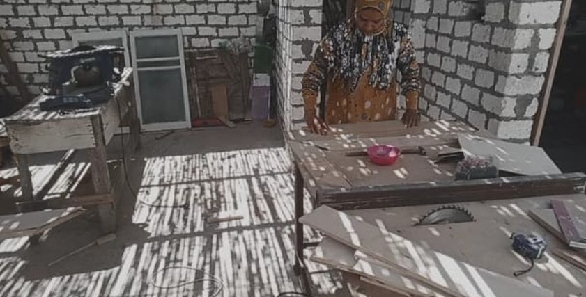 مروة أثناء عملها بالورشة
