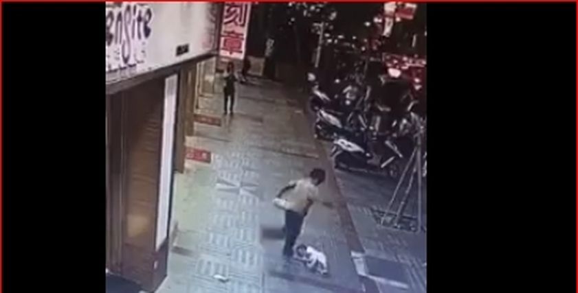سيدة تعتدى بالضرب المبرح على طفل في أحد الشوارع بطريقة وحشية