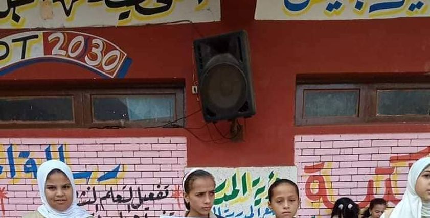 بعد تحريريها من خاطفها ..تلاميذ مدرسة إبتدائية يستقبلون 