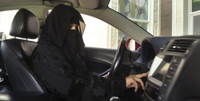 إمرأة تقود سيارة