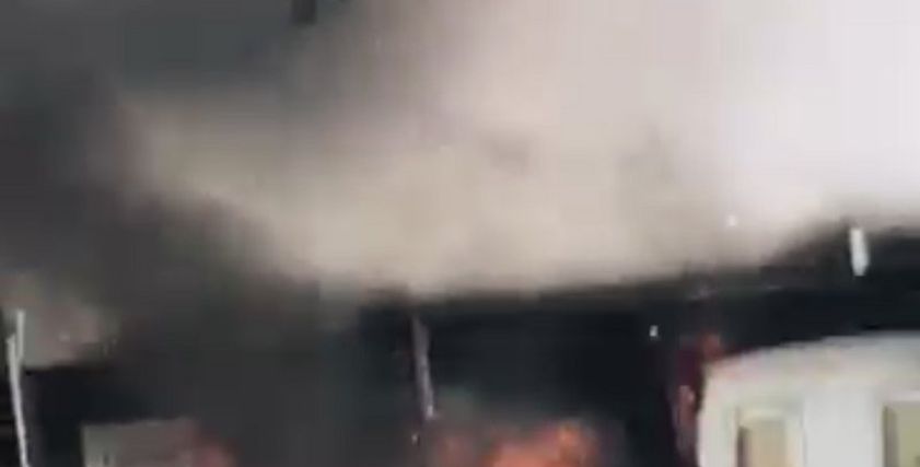 جانب من حريق أحد المباني