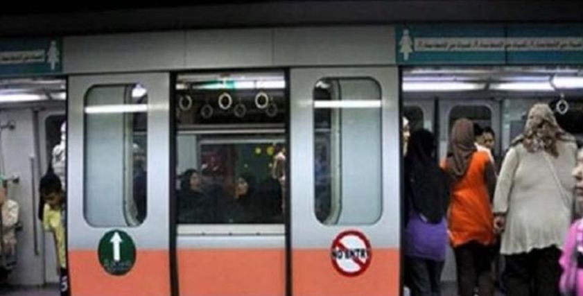 أحاديث الفتيات داخل عربة السيدات