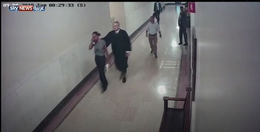 بعدما وضع يده علي ظهر امرأة.. قاضٍ أمريكي يستقيل من منصبه