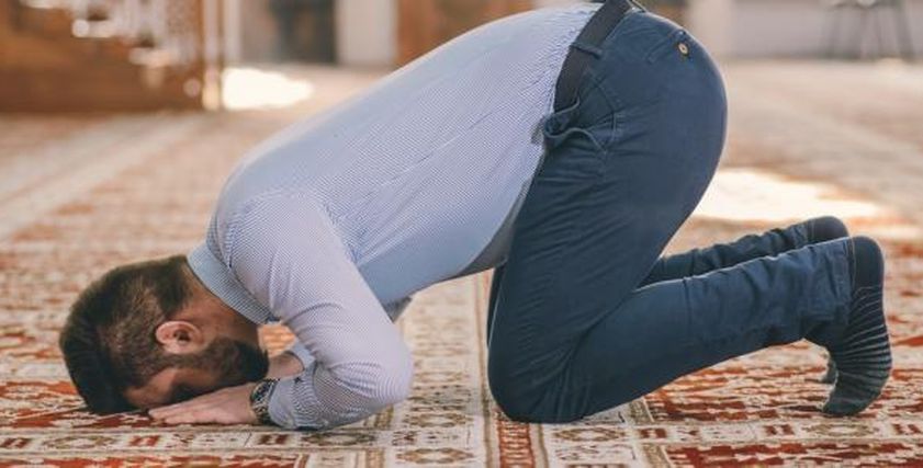 نصائح طبية لتجنب آلام الركبة خلال أداء الصلاة