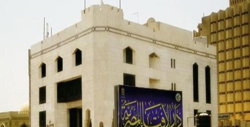 خلع المرأة ملابسها خارج منزلها حرام