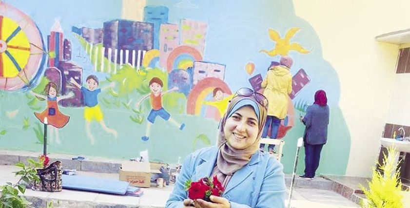 «شوق» ممسكة بإحدى الشتلات
