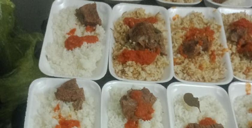 جانب من الوجبات التي توزعها المؤسسة