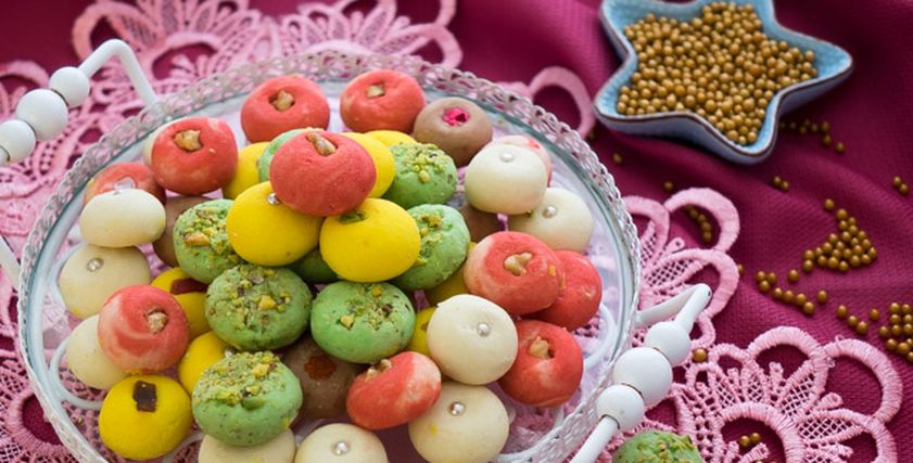 طبق غريبة ملونة