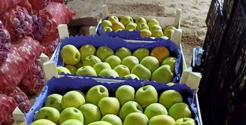 أسماء مالك تبيع الفاكهة 