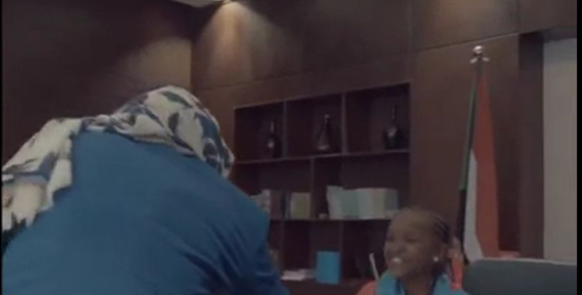الطفلة السودانية وهي تستقبل أعضاء الحكومة