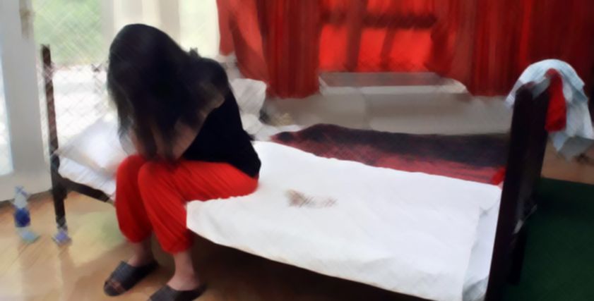 زوج يبتز زوجته بالصور الخاصة