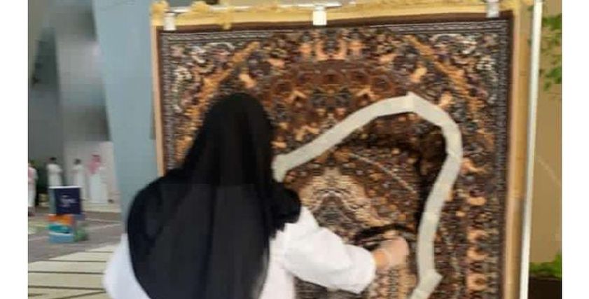 نورا تبدع في الرسم على السجاد