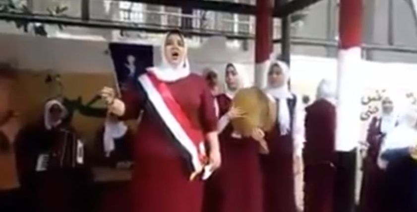 طالبة تردد اغنية