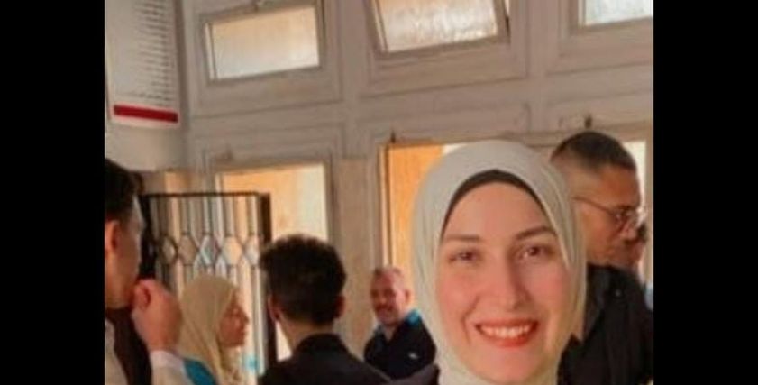 الطالبة أسماء فوزى مع رضيعها