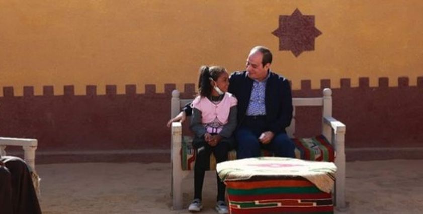 الرئيس السيسي والطفلة الأسوانية