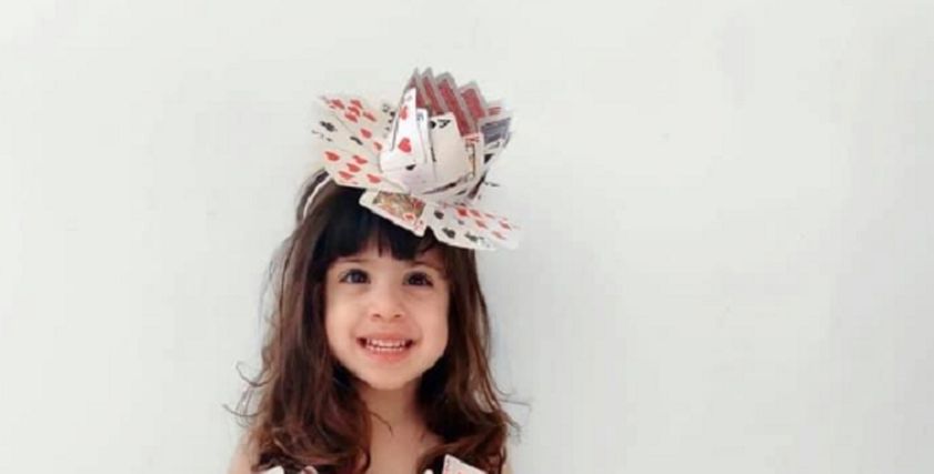 متسابقة بـ«أجمل فستان وبدلة من البلاستيك»